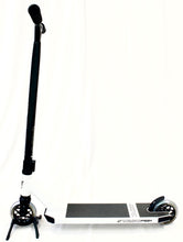 Afbeelding in Gallery-weergave laden, Invert Supreme FS2 Scooter White/Black-3